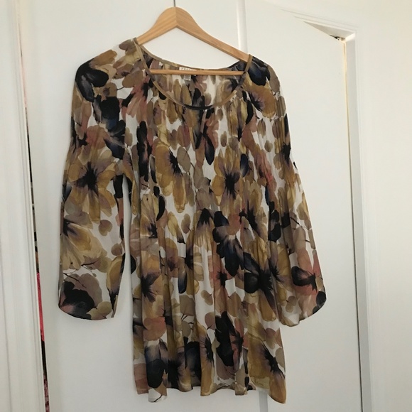 Like NEW! Gorgeous Spence flowy top. FREE mystery gift with EVERY purchase! - Picture 1 of 5